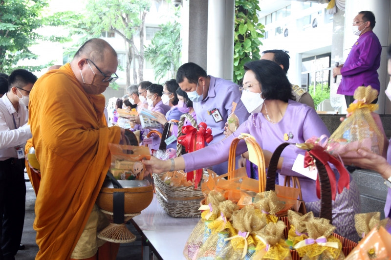 พิธีทำบุญตักบาตรข้าวสารอาหารแห้ง คณะสงฆ์จากวัดเทพธิดารามวรวิหาร พระอารามหลวง เพื่อถวายเป็นพระราชกุศลแด่สมเด็จพระนางเจ้าฯ พระบรมร