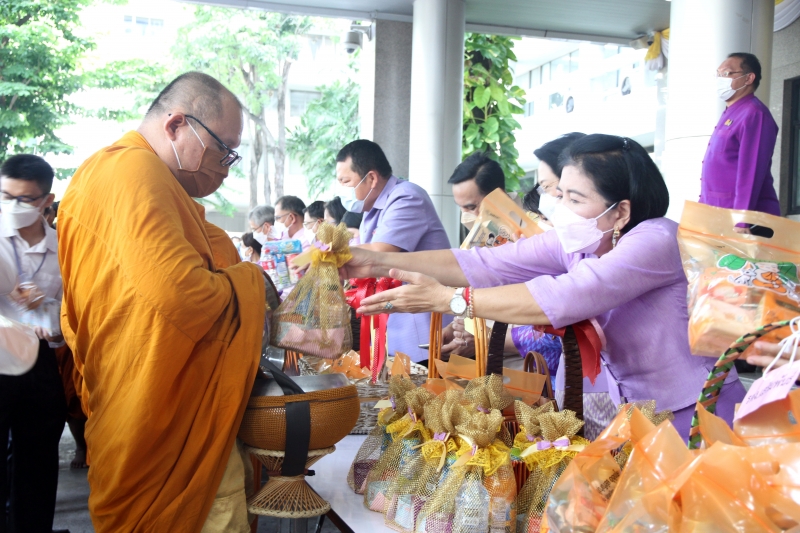 พิธีทำบุญตักบาตรข้าวสารอาหารแห้ง คณะสงฆ์จากวัดเทพธิดารามวรวิหาร พระอารามหลวง เพื่อถวายเป็นพระราชกุศลแด่สมเด็จพระนางเจ้าฯ พระบรมร