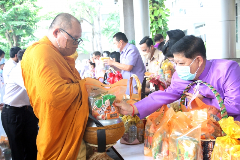 พิธีทำบุญตักบาตรข้าวสารอาหารแห้ง คณะสงฆ์จากวัดเทพธิดารามวรวิหาร พระอารามหลวง เพื่อถวายเป็นพระราชกุศลแด่สมเด็จพระนางเจ้าฯ พระบรมร