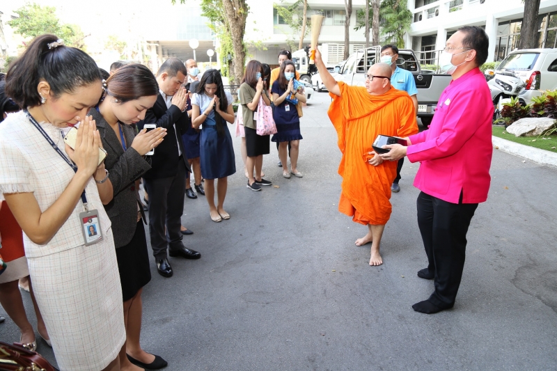 พิธีทำบุญตักบาตรข้าวสารอาหารแห้ง คณะสงฆ์จำนวน 9 รูป จากวัดไผ่ตัน เขตพญาไท กรุงเทพฯ