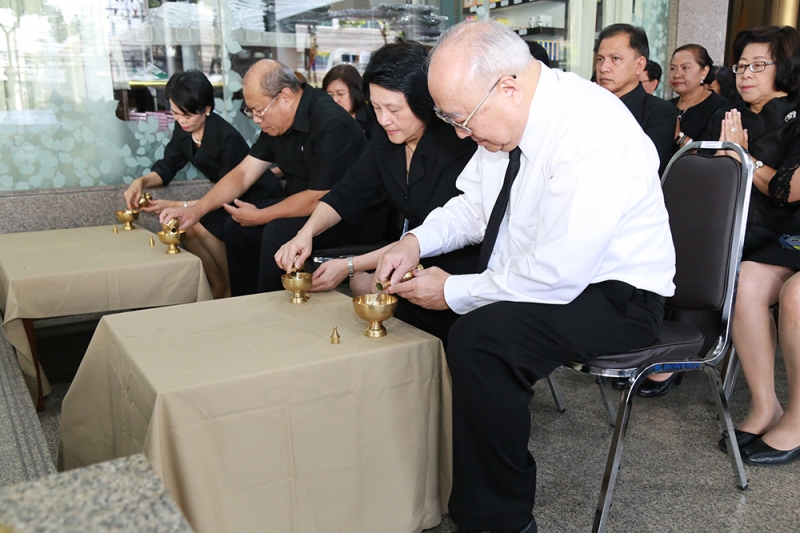 ทำบุญตักบาตรข้าวสารอาหารแห้ง