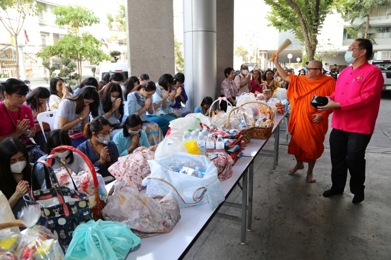 พิธีทำบุญตักบาตรข้าวสารอาหารแห้ง คณะสงฆ์จำนวน 9 รูป จากวัดไผ่ตัน เขตพญาไท กรุงเทพฯ
