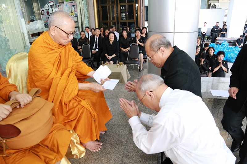 ทำบุญตักบาตรข้าวสารอาหารแห้ง