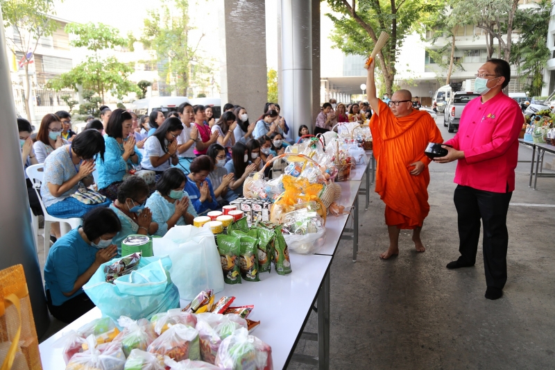 พิธีทำบุญตักบาตรข้าวสารอาหารแห้ง คณะสงฆ์จำนวน 9 รูป จากวัดไผ่ตัน เขตพญาไท กรุงเทพฯ