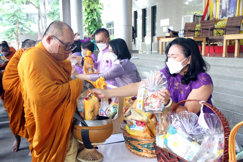 พิธีทำบุญตักบาตรข้าวสารอาหารแห้ง คณะสงฆ์จากวัดเทพธิดารามวรวิหาร พระอารามหลวง เพื่อถวายเป็นพระราชกุศลแด่สมเด็จพระนางเจ้าฯ พระบรมร