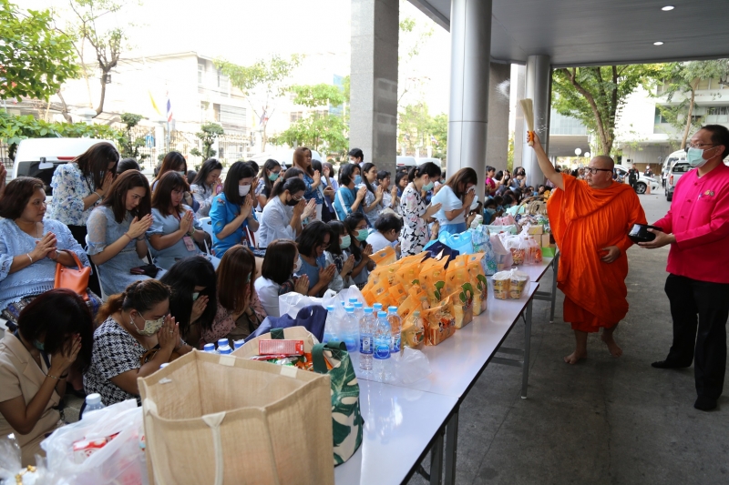 พิธีทำบุญตักบาตรข้าวสารอาหารแห้ง คณะสงฆ์จำนวน 9 รูป จากวัดไผ่ตัน เขตพญาไท กรุงเทพฯ