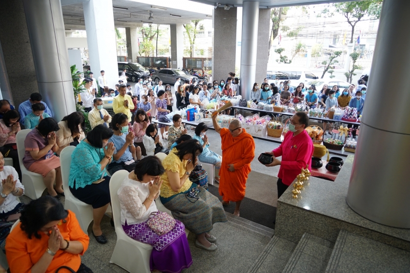 พิธีทำบุญตักบาตรข้าวสารอาหารแห้ง คณะสงฆ์จำนวน 9 รูป จากวัดไผ่ตัน เขตพญาไท กรุงเทพฯ