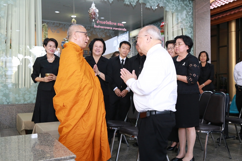 ทำบุญตักบาตรข้าวสารอาหารแห้ง