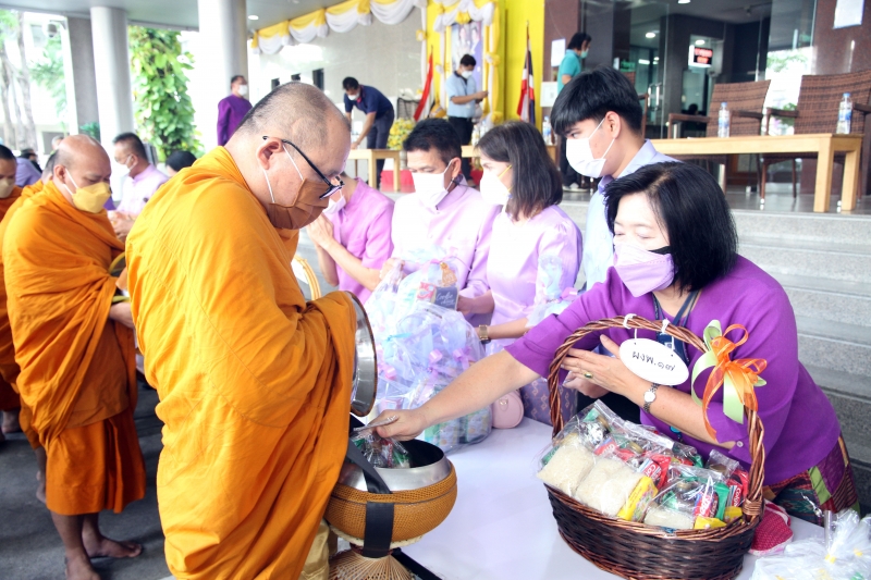 พิธีทำบุญตักบาตรข้าวสารอาหารแห้ง คณะสงฆ์จากวัดเทพธิดารามวรวิหาร พระอารามหลวง เพื่อถวายเป็นพระราชกุศลแด่สมเด็จพระนางเจ้าฯ พระบรมร