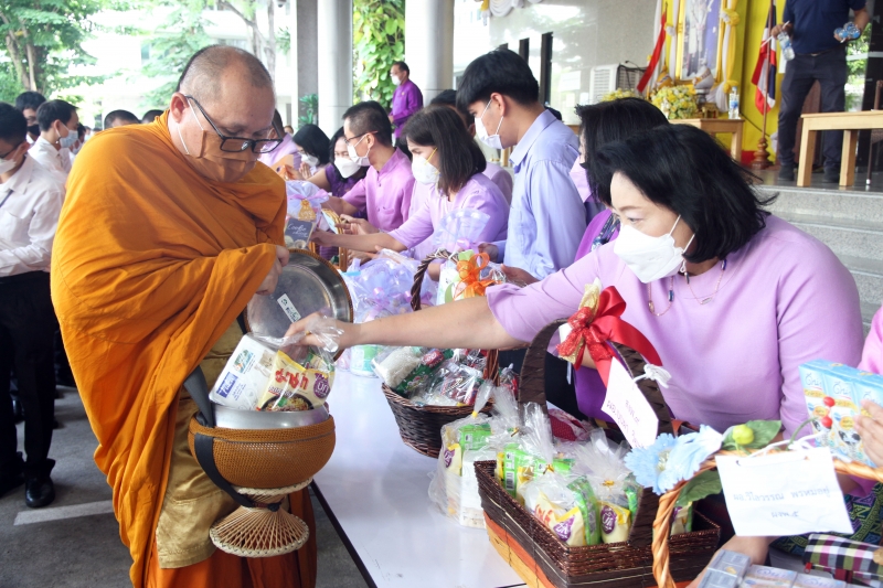 พิธีทำบุญตักบาตรข้าวสารอาหารแห้ง คณะสงฆ์จากวัดเทพธิดารามวรวิหาร พระอารามหลวง เพื่อถวายเป็นพระราชกุศลแด่สมเด็จพระนางเจ้าฯ พระบรมร