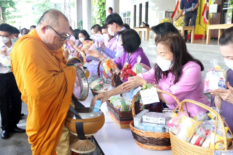 พิธีทำบุญตักบาตรข้าวสารอาหารแห้ง คณะสงฆ์จากวัดเทพธิดารามวรวิหาร พระอารามหลวง เพื่อถวายเป็นพระราชกุศลแด่สมเด็จพระนางเจ้าฯ พระบรมร