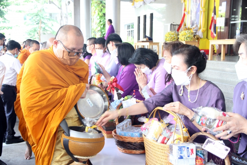 พิธีทำบุญตักบาตรข้าวสารอาหารแห้ง คณะสงฆ์จากวัดเทพธิดารามวรวิหาร พระอารามหลวง เพื่อถวายเป็นพระราชกุศลแด่สมเด็จพระนางเจ้าฯ พระบรมร