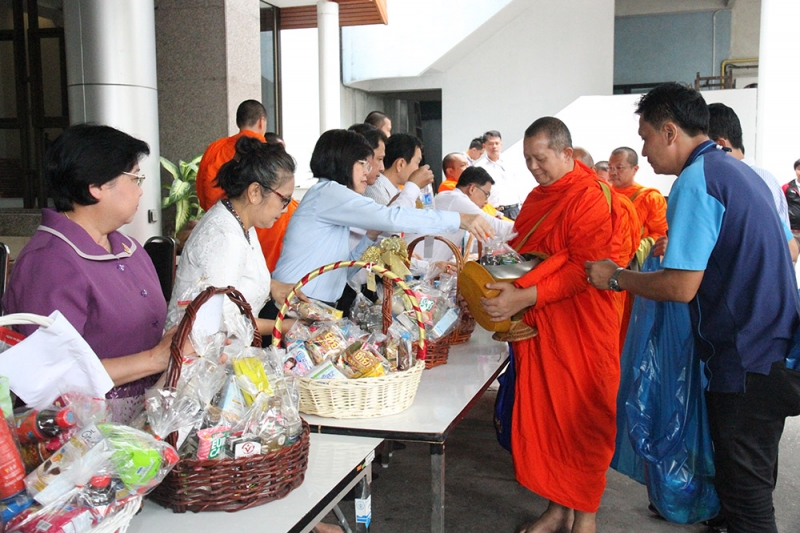 ทำบุญตักบาตรข้าวสารอาหารแห้ง