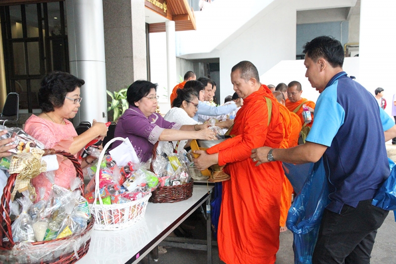 ทำบุญตักบาตรข้าวสารอาหารแห้ง