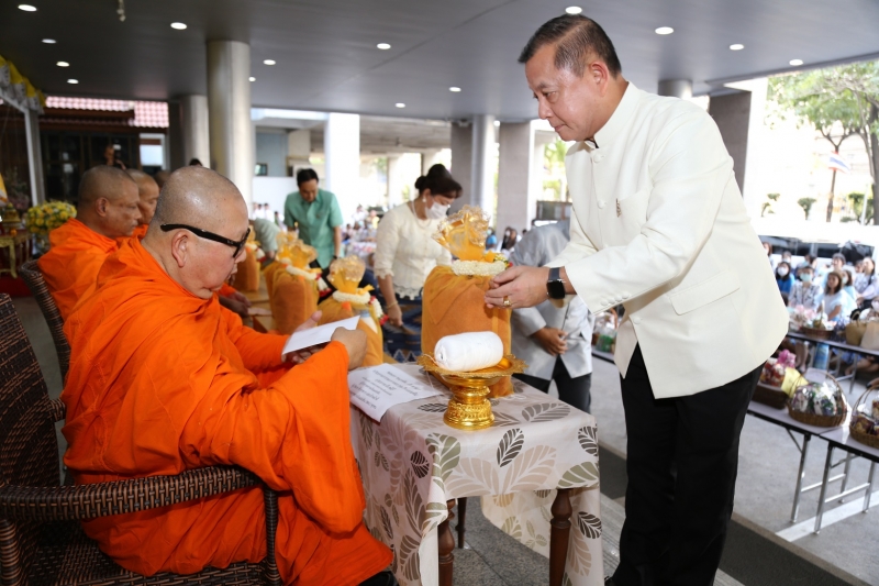 พิธีทำบุญตักบาตรข้าวสารอาหารแห้ง คณะสงฆ์จำนวน 9 รูป จากวัดไผ่ตัน เขตพญาไท กรุงเทพฯ