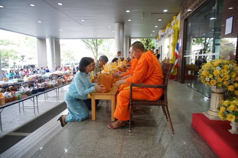 พิธีทำบุญตักบาตรข้าวสารอาหารแห้ง คณะสงฆ์จำนวน 9 รูป จากวัดไผ่ตัน เขตพญาไท กรุงเทพฯ