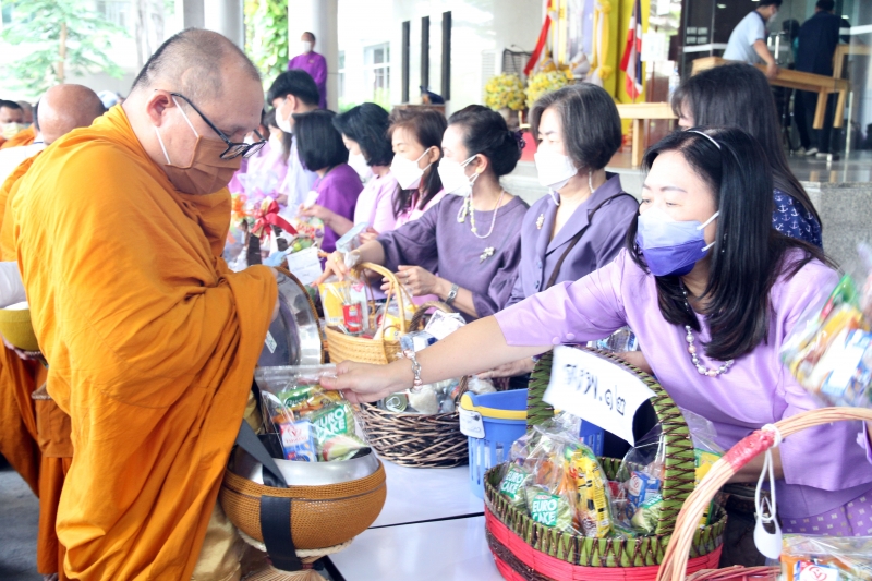 พิธีทำบุญตักบาตรข้าวสารอาหารแห้ง คณะสงฆ์จากวัดเทพธิดารามวรวิหาร พระอารามหลวง เพื่อถวายเป็นพระราชกุศลแด่สมเด็จพระนางเจ้าฯ พระบรมร