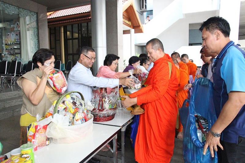 ทำบุญตักบาตรข้าวสารอาหารแห้ง