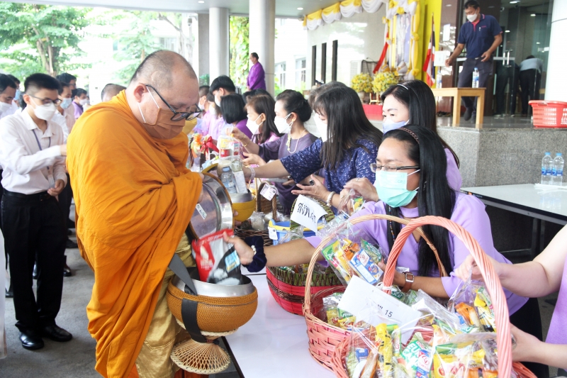 พิธีทำบุญตักบาตรข้าวสารอาหารแห้ง คณะสงฆ์จากวัดเทพธิดารามวรวิหาร พระอารามหลวง เพื่อถวายเป็นพระราชกุศลแด่สมเด็จพระนางเจ้าฯ พระบรมร