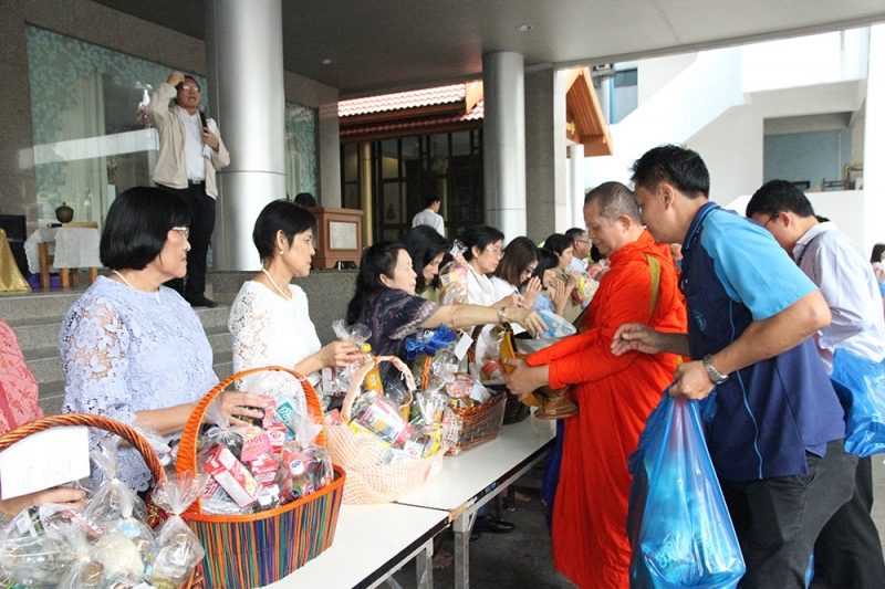 ทำบุญตักบาตรข้าวสารอาหารแห้ง