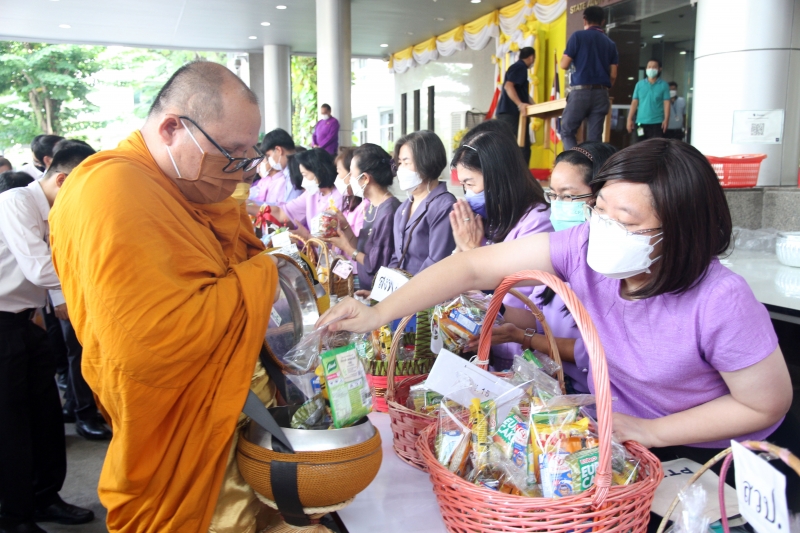 พิธีทำบุญตักบาตรข้าวสารอาหารแห้ง คณะสงฆ์จากวัดเทพธิดารามวรวิหาร พระอารามหลวง เพื่อถวายเป็นพระราชกุศลแด่สมเด็จพระนางเจ้าฯ พระบรมร