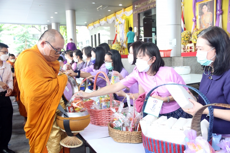 พิธีทำบุญตักบาตรข้าวสารอาหารแห้ง คณะสงฆ์จากวัดเทพธิดารามวรวิหาร พระอารามหลวง เพื่อถวายเป็นพระราชกุศลแด่สมเด็จพระนางเจ้าฯ พระบรมร