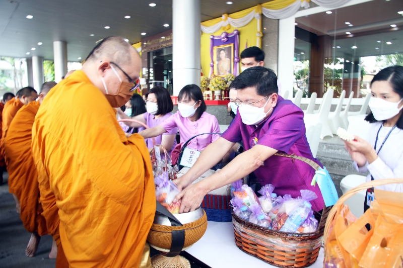 พิธีทำบุญตักบาตรข้าวสารอาหารแห้ง คณะสงฆ์จากวัดเทพธิดารามวรวิหาร พระอารามหลวง เพื่อถวายเป็นพระราชกุศลแด่สมเด็จพระนางเจ้าฯ พระบรมร