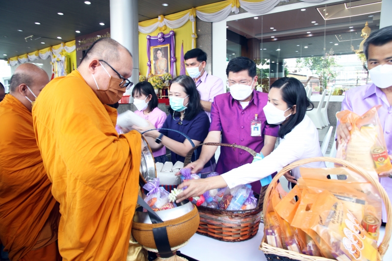พิธีทำบุญตักบาตรข้าวสารอาหารแห้ง คณะสงฆ์จากวัดเทพธิดารามวรวิหาร พระอารามหลวง เพื่อถวายเป็นพระราชกุศลแด่สมเด็จพระนางเจ้าฯ พระบรมร
