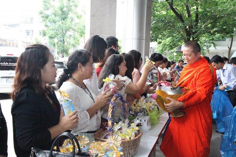 ทำบุญตักบาตรข้าวสารอาหารแห้ง