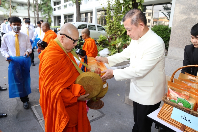 พิธีทำบุญตักบาตรข้าวสารอาหารแห้ง คณะสงฆ์จำนวน 9 รูป จากวัดไผ่ตัน เขตพญาไท กรุงเทพฯ