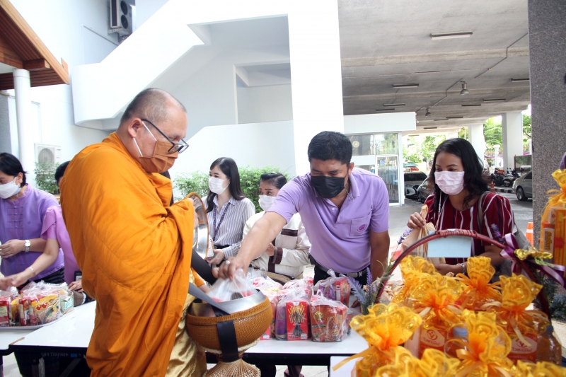 พิธีทำบุญตักบาตรข้าวสารอาหารแห้ง คณะสงฆ์จากวัดเทพธิดารามวรวิหาร พระอารามหลวง เพื่อถวายเป็นพระราชกุศลแด่สมเด็จพระนางเจ้าฯ พระบรมร