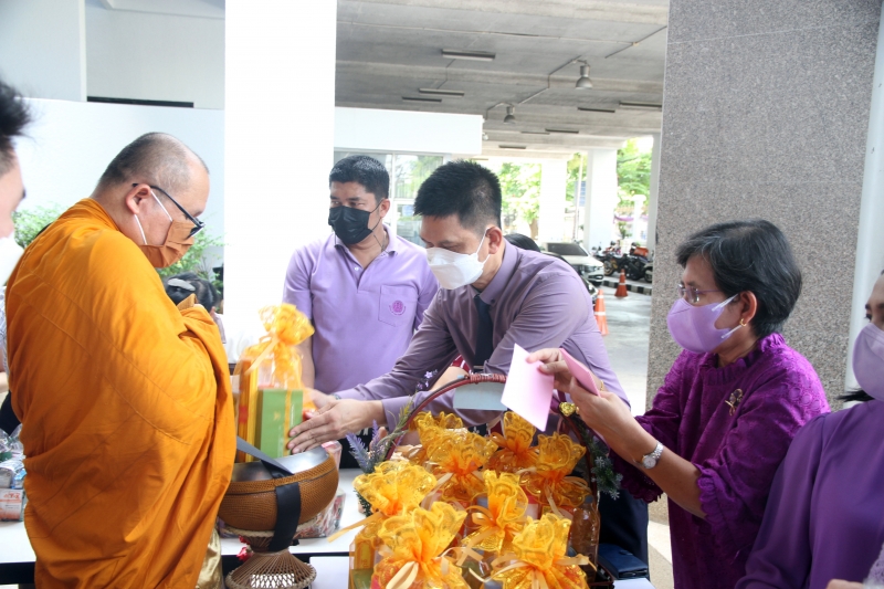 พิธีทำบุญตักบาตรข้าวสารอาหารแห้ง คณะสงฆ์จากวัดเทพธิดารามวรวิหาร พระอารามหลวง เพื่อถวายเป็นพระราชกุศลแด่สมเด็จพระนางเจ้าฯ พระบรมร