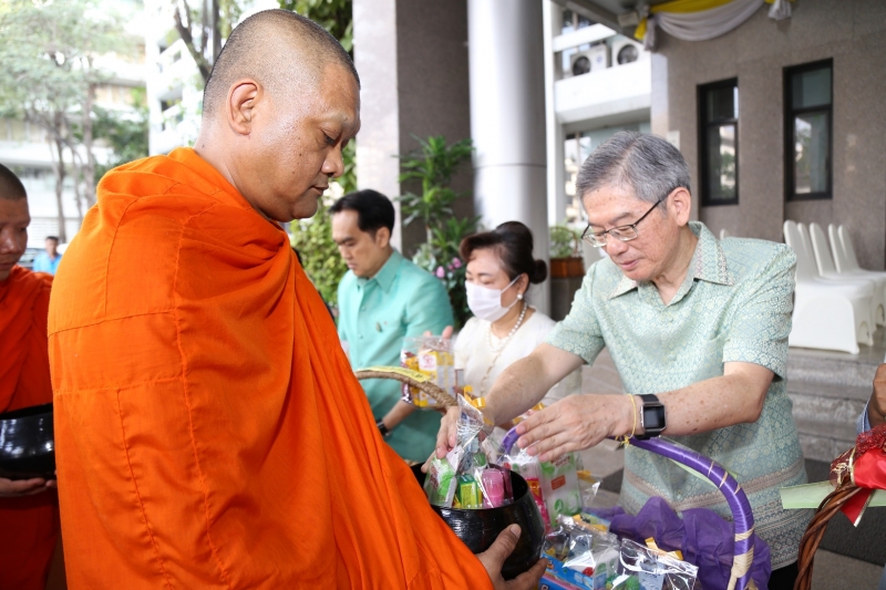 พิธีทำบุญตักบาตรข้าวสารอาหารแห้ง คณะสงฆ์จำนวน 9 รูป จากวัดไผ่ตัน เขตพญาไท กรุงเทพฯ