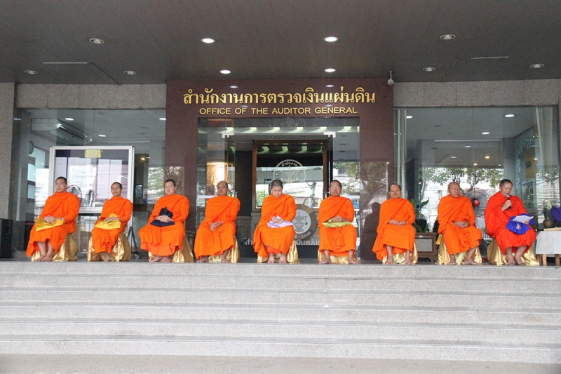 ทำบุญตักบาตรข้าวสารอาหารแห้ง