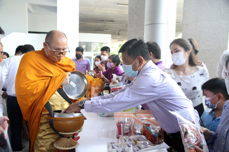 พิธีทำบุญตักบาตรข้าวสารอาหารแห้ง คณะสงฆ์จากวัดเทพธิดารามวรวิหาร พระอารามหลวง เพื่อถวายเป็นพระราชกุศลแด่สมเด็จพระนางเจ้าฯ พระบรมร