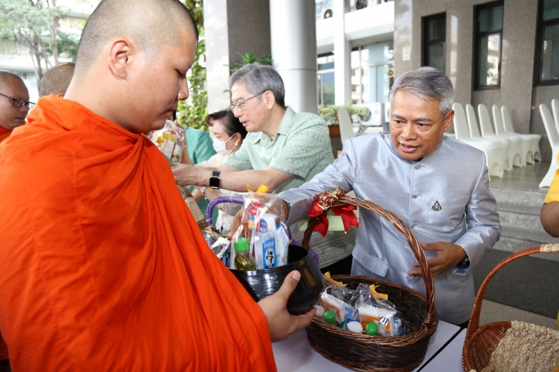 พิธีทำบุญตักบาตรข้าวสารอาหารแห้ง คณะสงฆ์จำนวน 9 รูป จากวัดไผ่ตัน เขตพญาไท กรุงเทพฯ