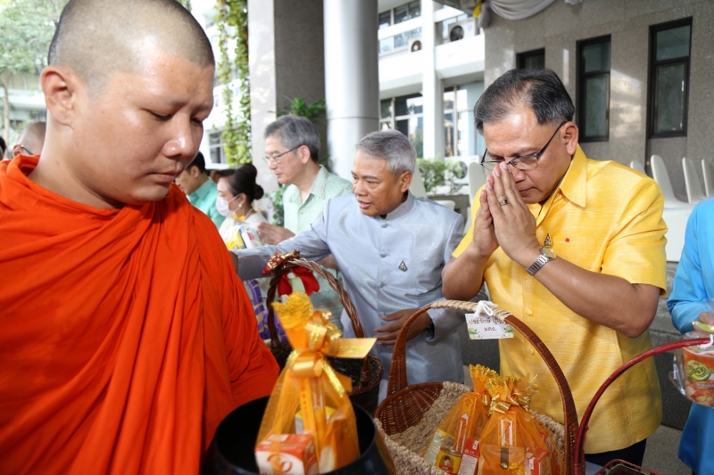 พิธีทำบุญตักบาตรข้าวสารอาหารแห้ง คณะสงฆ์จำนวน 9 รูป จากวัดไผ่ตัน เขตพญาไท กรุงเทพฯ