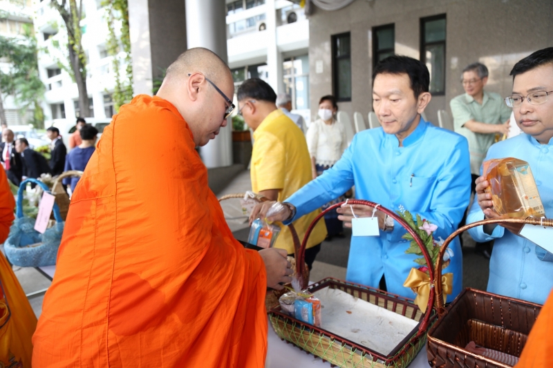 พิธีทำบุญตักบาตรข้าวสารอาหารแห้ง คณะสงฆ์จำนวน 9 รูป จากวัดไผ่ตัน เขตพญาไท กรุงเทพฯ