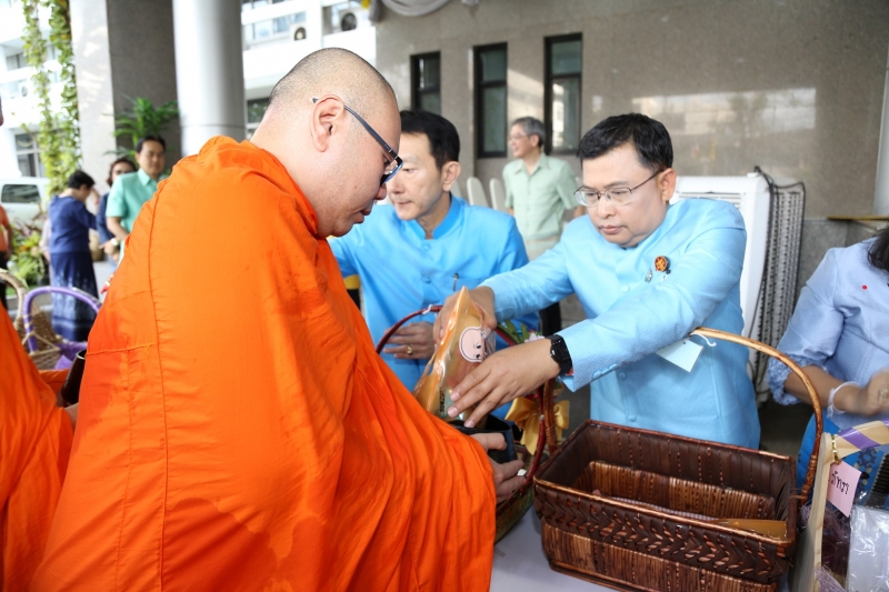 พิธีทำบุญตักบาตรข้าวสารอาหารแห้ง คณะสงฆ์จำนวน 9 รูป จากวัดไผ่ตัน เขตพญาไท กรุงเทพฯ