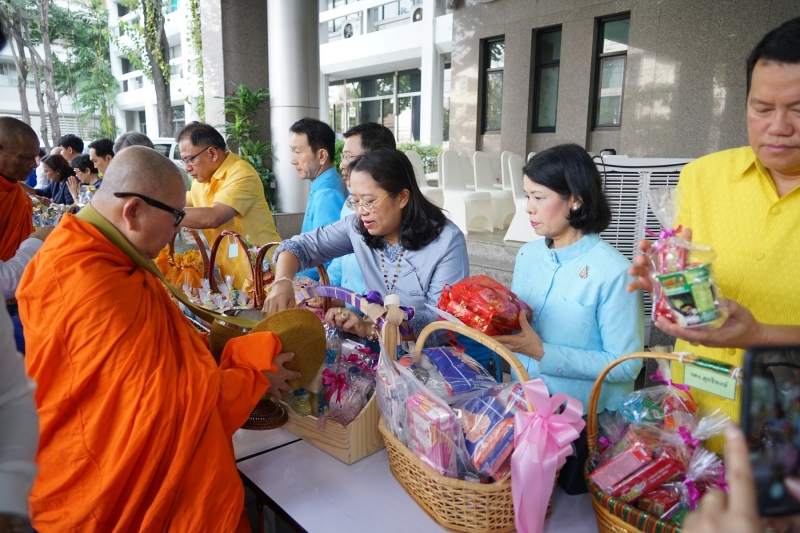 พิธีทำบุญตักบาตรข้าวสารอาหารแห้ง คณะสงฆ์จำนวน 9 รูป จากวัดไผ่ตัน เขตพญาไท กรุงเทพฯ