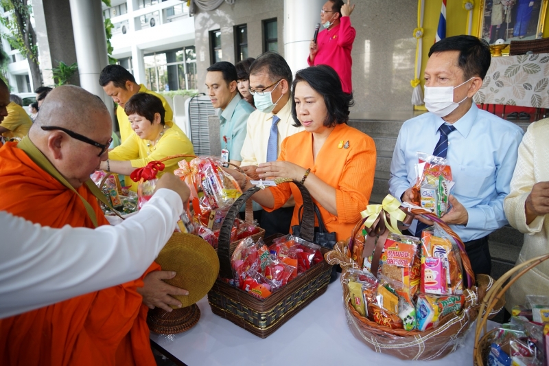 พิธีทำบุญตักบาตรข้าวสารอาหารแห้ง คณะสงฆ์จำนวน 9 รูป จากวัดไผ่ตัน เขตพญาไท กรุงเทพฯ