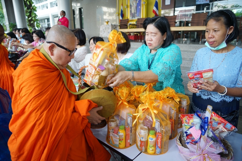 พิธีทำบุญตักบาตรข้าวสารอาหารแห้ง คณะสงฆ์จำนวน 9 รูป จากวัดไผ่ตัน เขตพญาไท กรุงเทพฯ