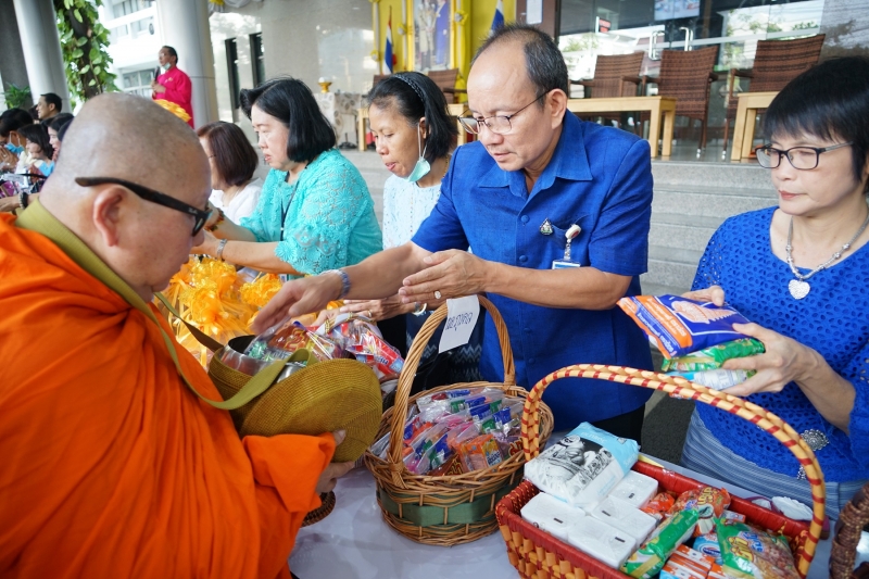 พิธีทำบุญตักบาตรข้าวสารอาหารแห้ง คณะสงฆ์จำนวน 9 รูป จากวัดไผ่ตัน เขตพญาไท กรุงเทพฯ