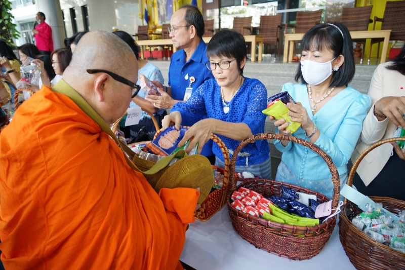พิธีทำบุญตักบาตรข้าวสารอาหารแห้ง คณะสงฆ์จำนวน 9 รูป จากวัดไผ่ตัน เขตพญาไท กรุงเทพฯ