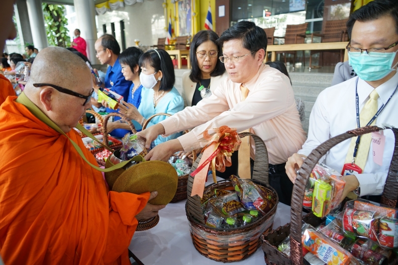 พิธีทำบุญตักบาตรข้าวสารอาหารแห้ง คณะสงฆ์จำนวน 9 รูป จากวัดไผ่ตัน เขตพญาไท กรุงเทพฯ