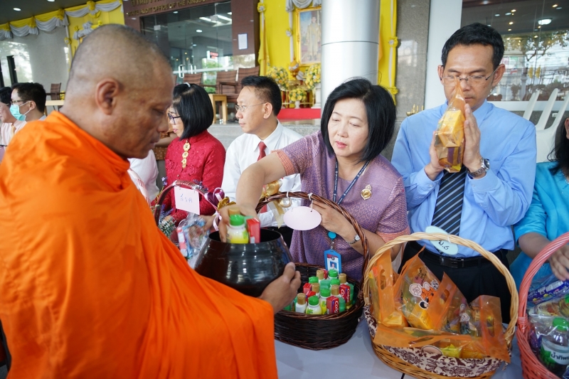 พิธีทำบุญตักบาตรข้าวสารอาหารแห้ง คณะสงฆ์จำนวน 9 รูป จากวัดไผ่ตัน เขตพญาไท กรุงเทพฯ