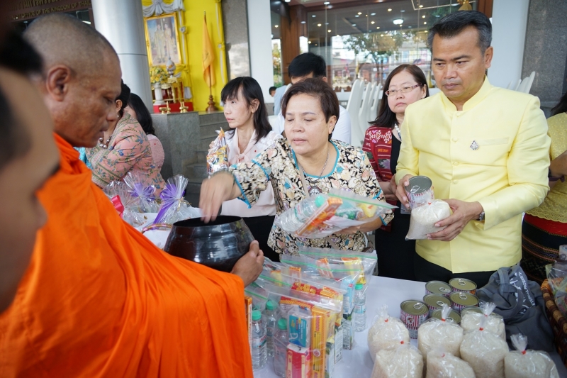 พิธีทำบุญตักบาตรข้าวสารอาหารแห้ง คณะสงฆ์จำนวน 9 รูป จากวัดไผ่ตัน เขตพญาไท กรุงเทพฯ