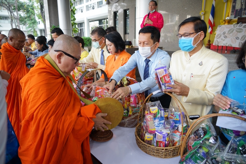 พิธีทำบุญตักบาตรข้าวสารอาหารแห้ง คณะสงฆ์จำนวน 9 รูป จากวัดไผ่ตัน เขตพญาไท กรุงเทพฯ