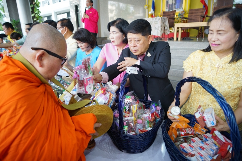 พิธีทำบุญตักบาตรข้าวสารอาหารแห้ง คณะสงฆ์จำนวน 9 รูป จากวัดไผ่ตัน เขตพญาไท กรุงเทพฯ