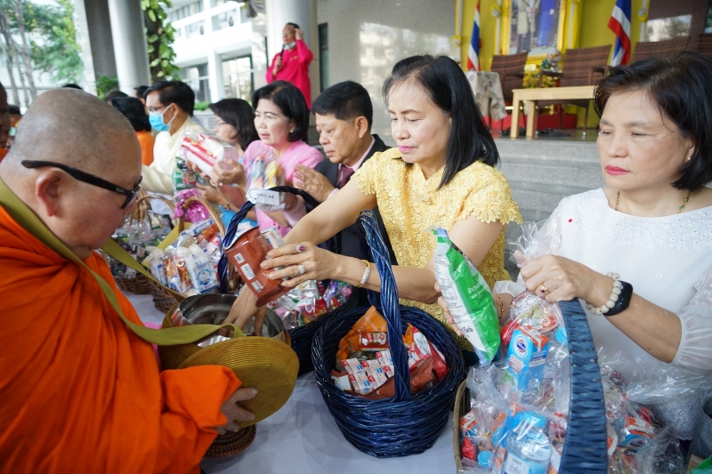 พิธีทำบุญตักบาตรข้าวสารอาหารแห้ง คณะสงฆ์จำนวน 9 รูป จากวัดไผ่ตัน เขตพญาไท กรุงเทพฯ